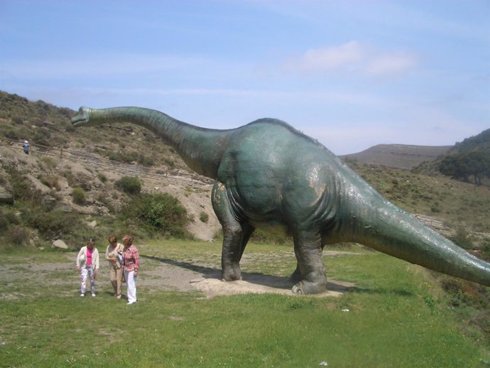 Réplicas De Un Dinosaurio En El Área De Cameros.