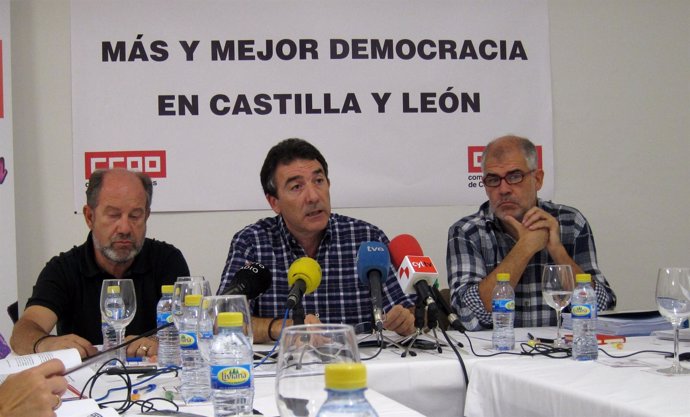 Ángel Hernández, En El Centro, Presenta El Documento 'Más Y Mejor Democracia'