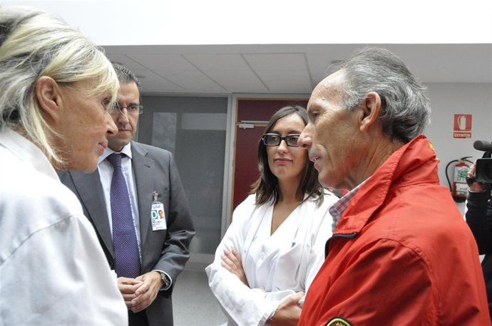 La Doctora Ester Saura (Izda) Conversa Con El Apoderado De Juan José Padilla.