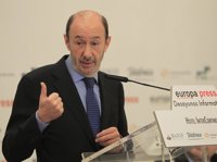 Rubalcaba ve "pertinente" un "debate de fondo" sobre los subsidios pero rechaza los términos en que lo ha hecho Duran