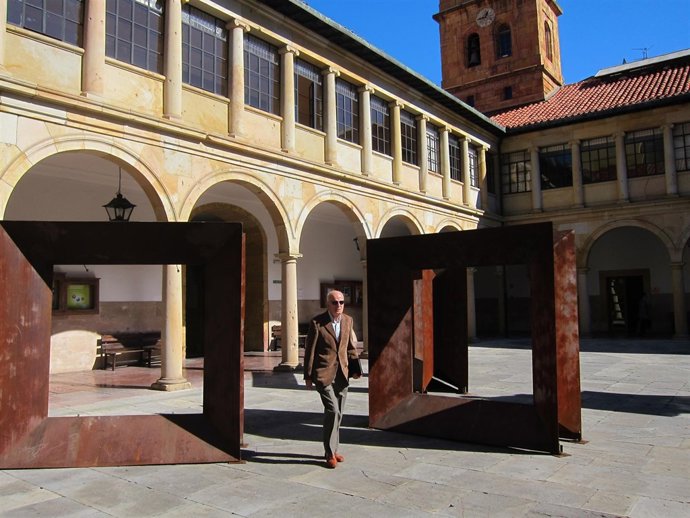 Un Hombre Pasa Entre Dos Esculturas Expuestas En El Edificio Histórico.