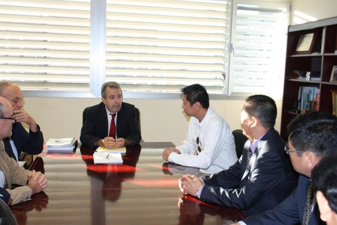 El Cerdá Durante Reunión Con Representantes Delegación Investigadores Chinos