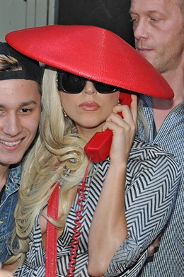 Lady Gaga Con Sombrero Rojo, Gafas De Sol Y Teléfono Rojo En Nueva York 