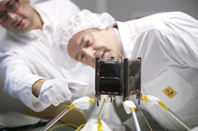El rector de la Universidade de Vigo con el nanosatelite