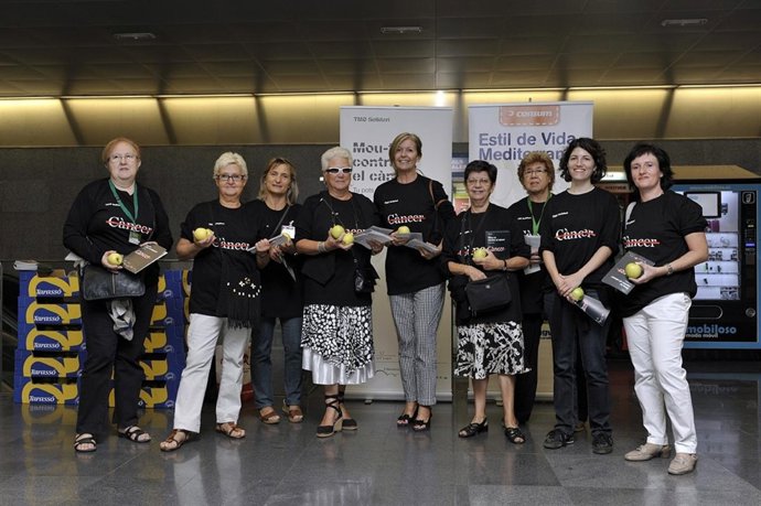 Reparto De Fruta De La Campaña 'Mou-Te Contra El Càncer'