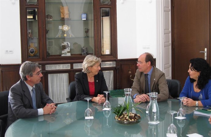 Díaz Trillo Con La Directora De La UICN En La Consejería De Medio Ambiente