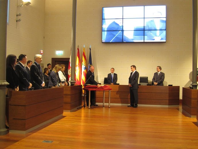 El Nuevo Diputado Del PP Toma Posesión De Su Cargo En El Pleno De La DPZ