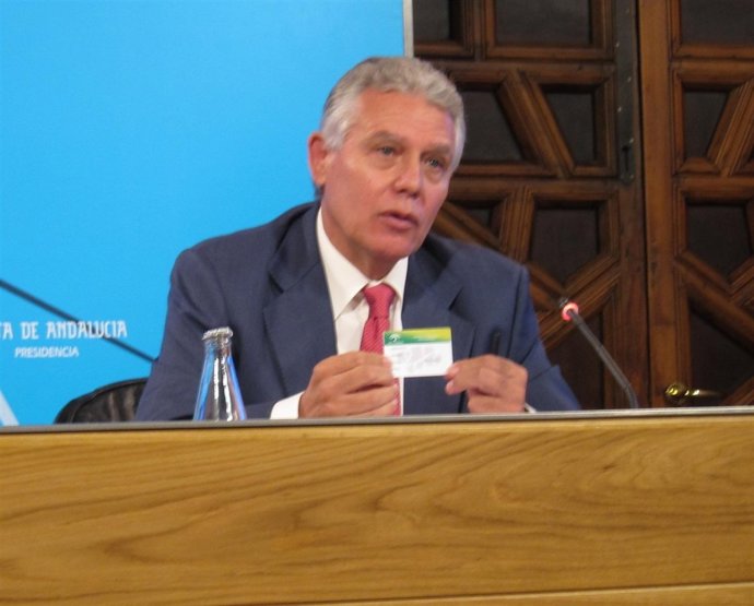 Francisco Menacho Muestra La Tarjeta, Este Martes En Rueda De Prensa