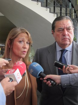 Inmaculada Rodríguez Piñero Atiende A Los Periodistas Junto A Vicente Boluda.
