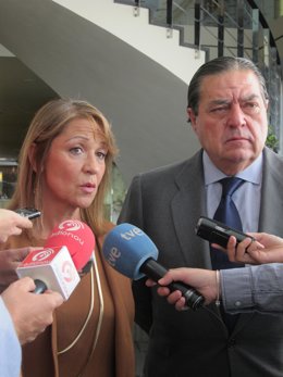 Inmaculada Rodríguez Piñero Atiende A Los Periodistas Junto A Vicente Boluda.