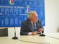 Al alcalde de Badajoz no le "gusta" que se contrate un familiar 