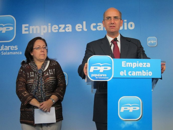 Javier Iglesias Y María Jesús Moro Durante La Presentación Del Acto