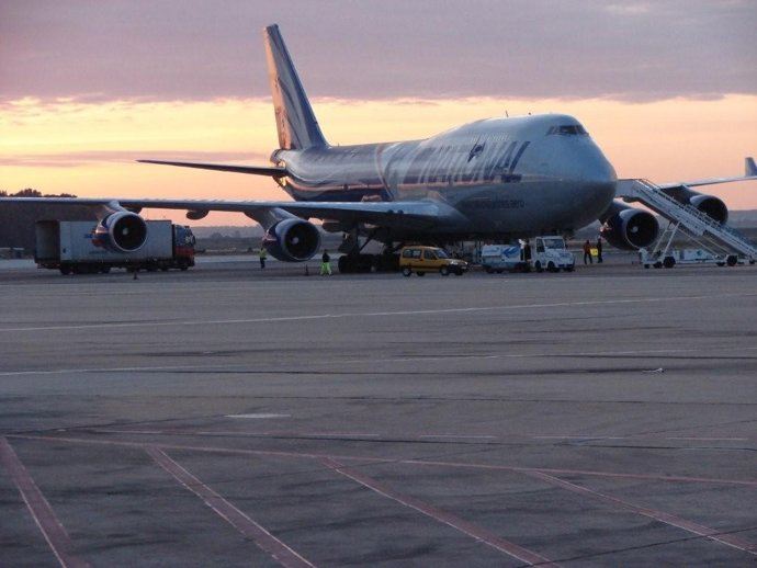 Aviones en pista en aeropuerto por la noche