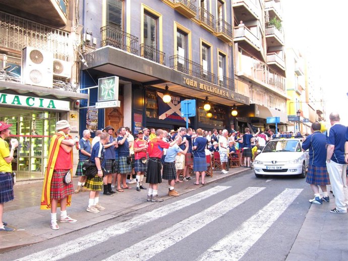 Decenas De Escoceses En Una Calle Céntrica De Alicante A Unas Horas Del Partido