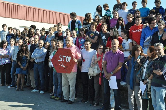 Concentración De Profesores Y Alumnos Contra Los Recortes