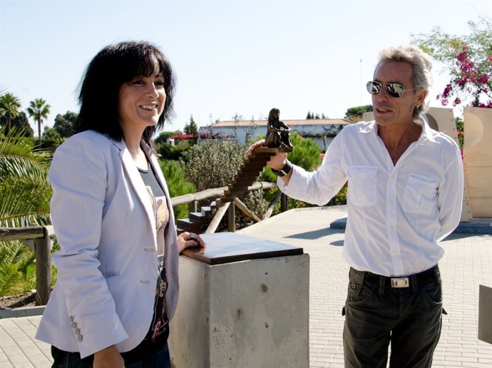 La Diputada Elena Tobar Junto Al Artista Ernesto Walls. 