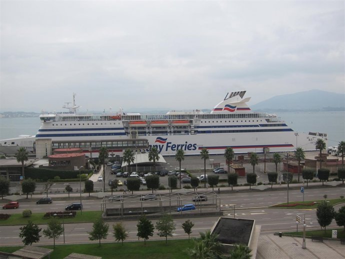 Ferry En El Puerto De Santander