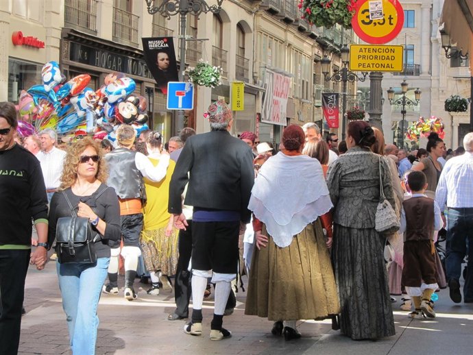 Imagen De Una Calle De Zaragoza Durante Las Fiestas Del Pilar.