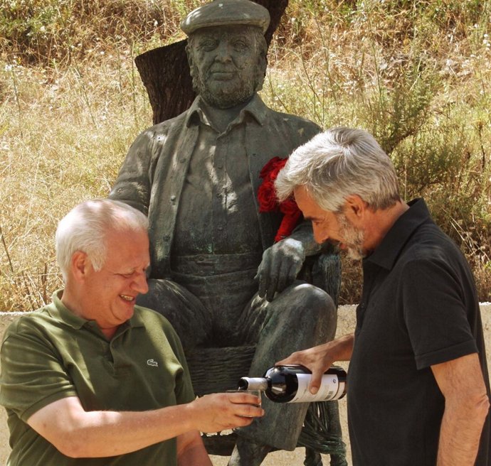 Imanol Arias Y Juan Echanove Junto Al Monumento De Paco Rabal