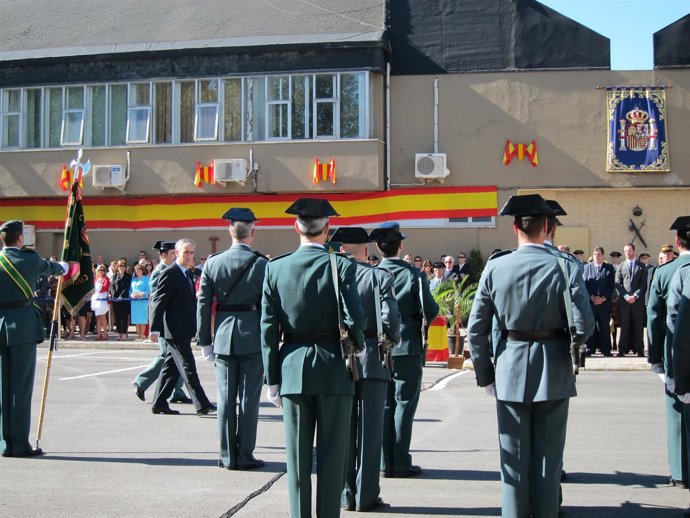 El Ministro De La Presidencia, Ramon Jauregui, Pasa Revista A Guardia Civil