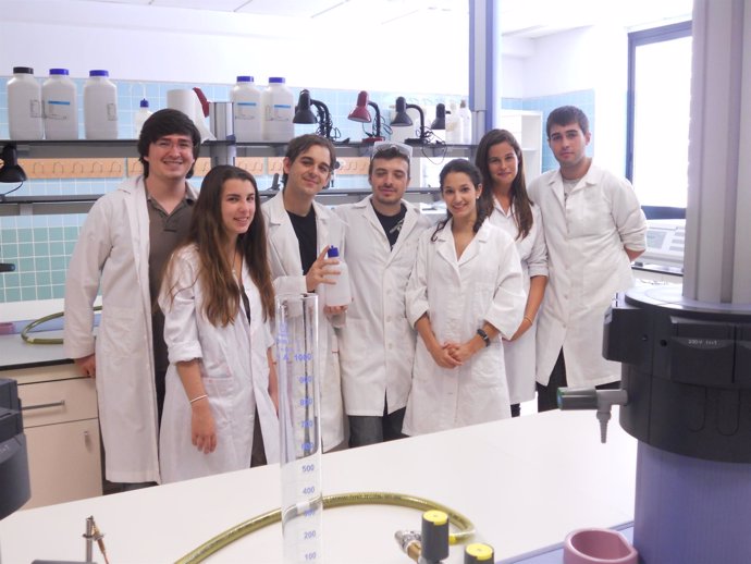 Miembros Del Equipo Valencia Igem2011 Trabajando En El Laboratorio