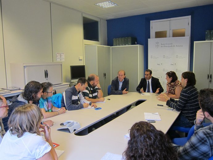 Reunión Entre El Grupo Socialistas Y Representantes De La RTPA.