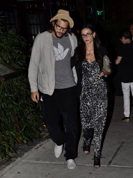 Ashton Kutcher Y Demi Moore Andando Por La Calle