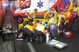 El Samur Atiende A Un Hombre Atropellado Tras Tirarse Del Coche En El Que Viajab