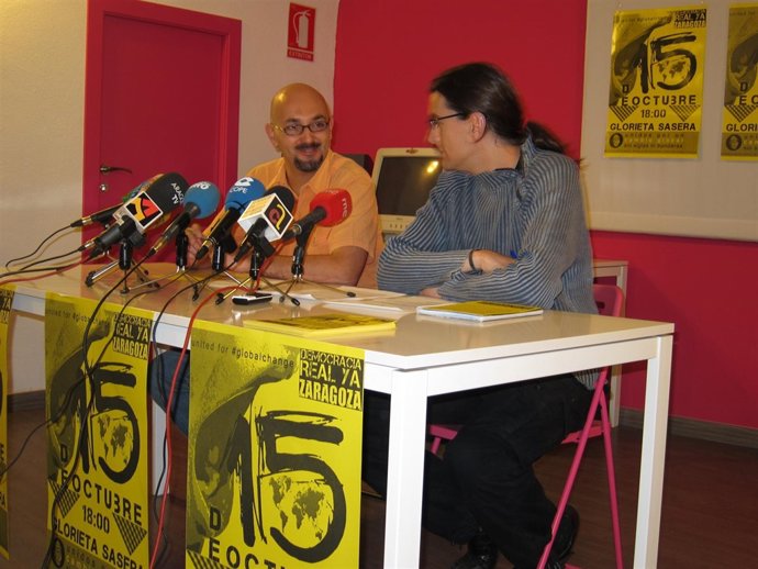 Dos Miembros Del Movimiento Democracia Real Ya De Zaragoza En La Rueda De Prensa