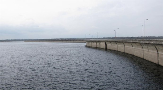Embalse de La Almendra (Salamanca), en el río Tormes.