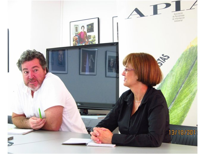 El Candidato De Equo, Juan López De Uralde, Con La Presidenta De APIA.