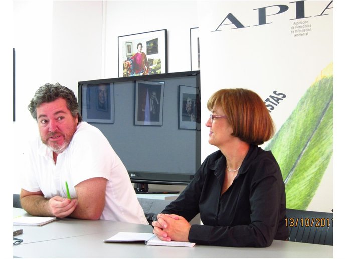 El Candidato De Equo, Juan López De Uralde, Con La Presidenta De APIA.