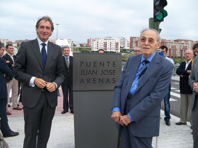 Arenas Y De La Serna Junto A La Placa Conmemorativa