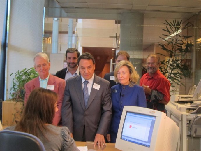 Presentación De Firmas En La Asamblea De Madrid