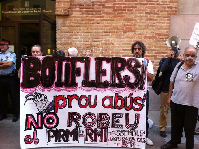 Asamblea De Parados Protesta En La Conselleria De Bienestar