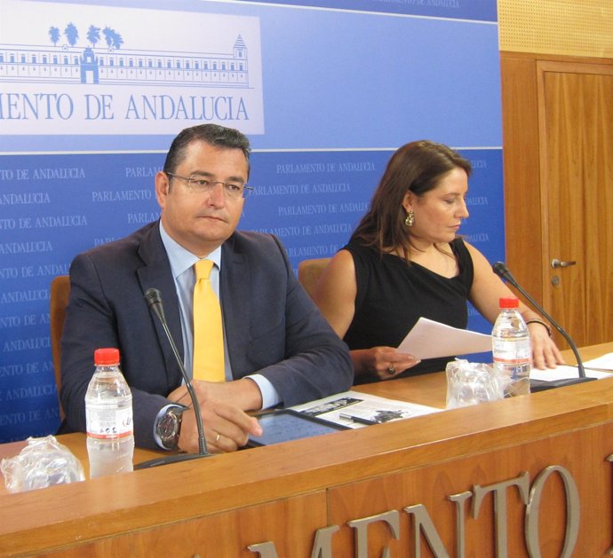 Antonio Sanz Y Carmen Crespo, Hoy En Rueda De Prensa