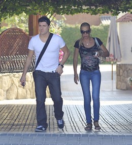 Belén Esteban Y Fran Álvarez Paseando