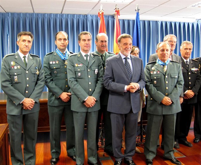 Foto De Familia De Alejo Y Los Agentes Condecorados