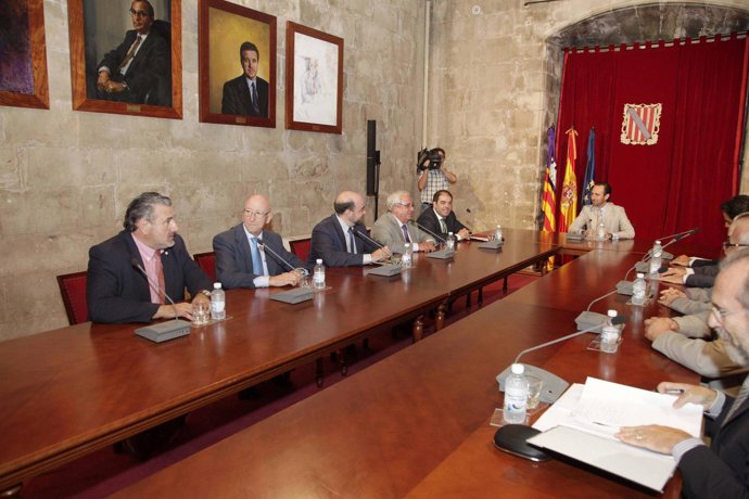 Bauzá Recibe A Los Autónomos En El Consolat De Mar.