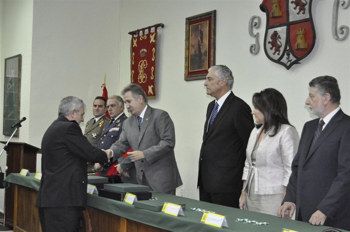 El Delegado Del Gobierno En Aragón Condecora Al Jefe Superior De Policía.