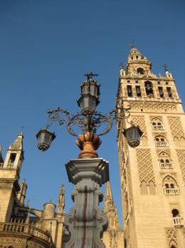 Imagen De La Giralda Con La Fuente De La Plaza Virgen De Los Reyes