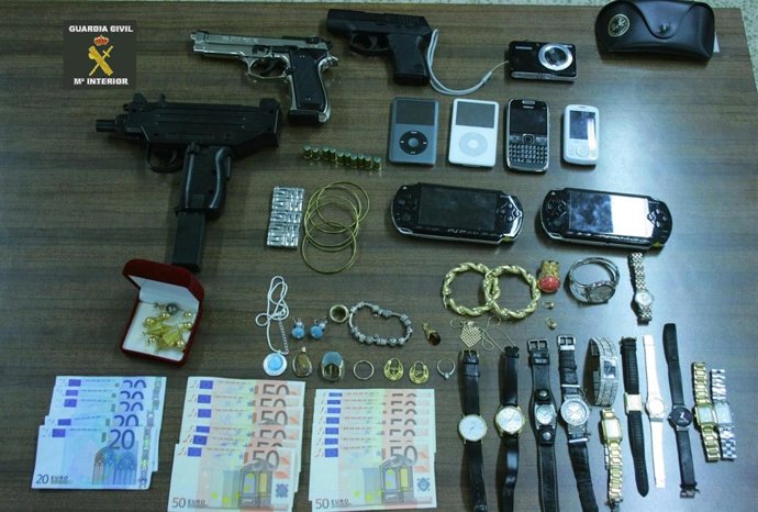 Armas Y Objetos Intervenidos En La Operación De La Guardia Civil 