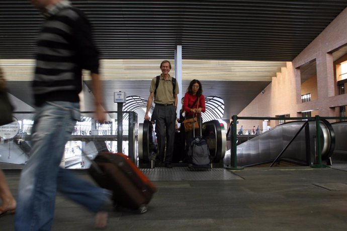 Pasajeros en la estación de Santa Justa en Sevilla