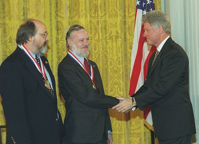 Dennis Ritchie, Recibe La Medalla Nacional (En Medio)