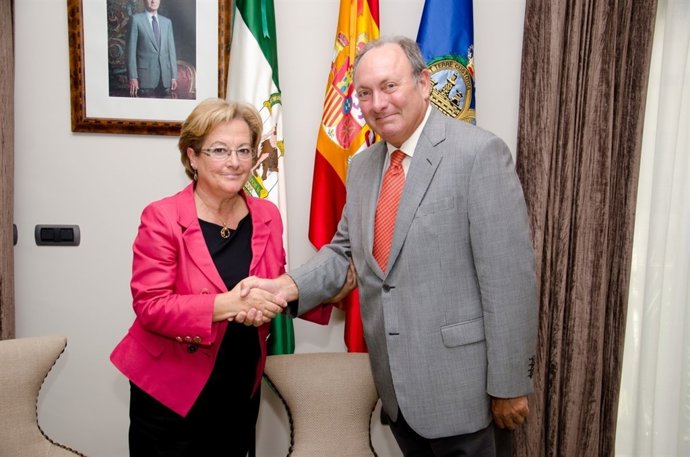 Petronila Guerrero, Junto Al Director De Refinería Cepsa La Rábida.