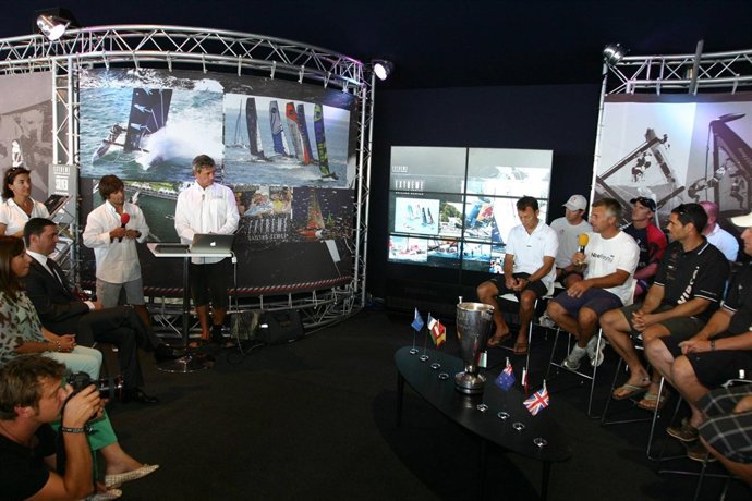 Conferencia De Prensa En La Extreme 40 