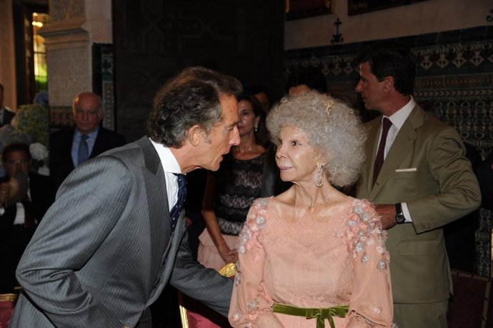 Alfonso Diez Y La Duquesa De Alba Hablando En La Iglesia   