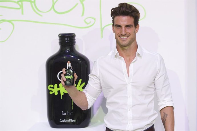 Posado De Aitor Ocio Promocionando La Nueva Fragancia De Calvin Klein 