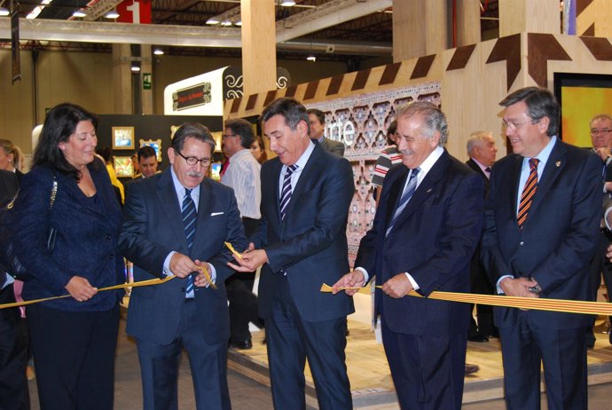 Ricardo Oliván Inaugura Los Expositores Aratur Y Ayudar De La Feria De General