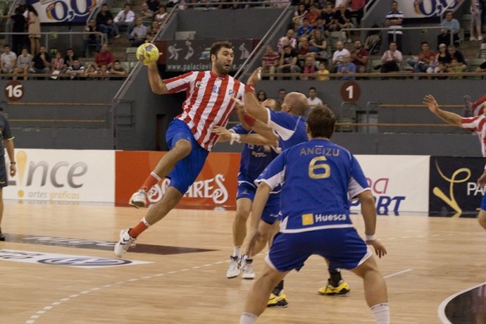 El Jugador Del BM Atlético De Madrid Joan Cañellas